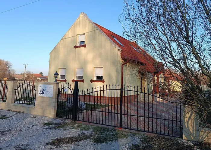 Marilyn Vendeghaz בית הארחה Kehidakustány